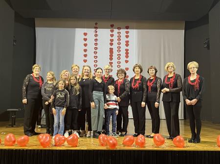 Kalinke z Janjo Konestabo v družbi otrok